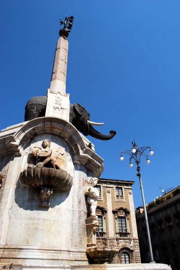 Apartment For 2 In Catania, B&B Le Voci Del Mercato Exterior foto